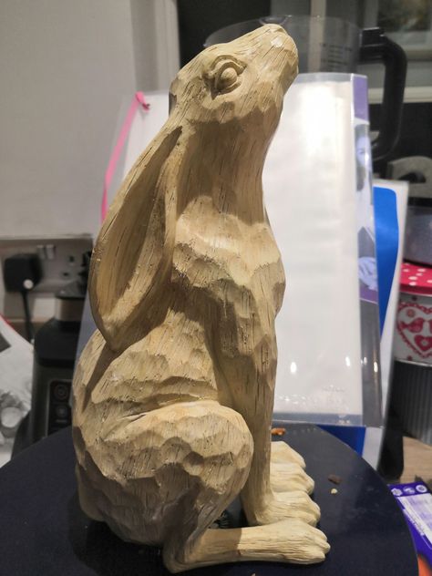 Wood Figures, Wood Carving For Beginners, Rabbit Sculpture, Sculpture Art Clay, Chainsaw Carving, Wood Carving Designs, Wood Carving Patterns, Miniature Animals, Clay Art Projects