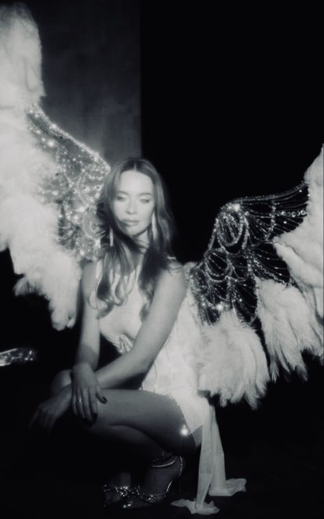 Angel Wing Photoshoot, Angel Photoshoot Ideas, Angel Wings Photoshoot, Celine Photoshoot, Victoria's Secret Aesthetic, Vs Models, Angel Aesthetic, Model Aesthetic, Fantasias Halloween