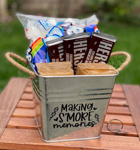 DIY S’Mores Kit Diy Smores Kit Gift, S’mores Gift Basket Diy, Smore Kits Diy, Smores Basket Ideas For Raffle, S’more Kit, S'more Gift Basket Ideas, S'more Basket Ideas, S’mores Basket, Smores Basket