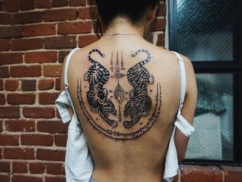 Tatouages thaïlandais et leur signification - avec PHOTOS ! Muay Thai Tattoo, Yantra Tattoo, Thailand Tattoo, Sak Yant Tattoo, Creative Tattoo, Cross Tattoos, Sak Yant, Thai Tattoo, Irezumi Tattoos