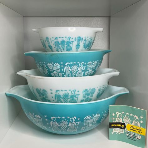 #fullsetsunday will my beloved spring blossom and Amish butterprint. Amish Butter, Vintage Cinderella, Farm Scenes, Pyrex Collection, Mixing Bowl Set, Retro Kitchen Decor, Pyrex Bowls, Turquoise Print, Mid Century Kitchen