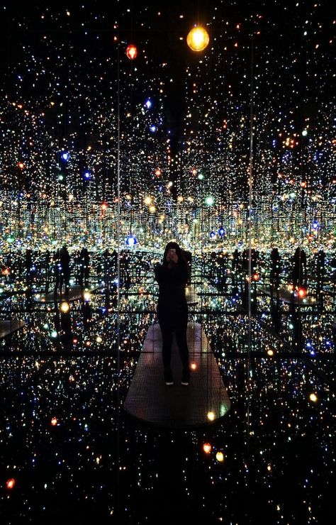 Yasoi Kusama's 'Infinity Mirrored Room - The Souls of Millions of Light Years Away' - Imgur Mirrored Room, Infinity Mirror Room, Illusion Kunst, Light Art Installation, Mirror Room, Infinity Mirror, Yayoi Kusama, Wow Art, Foto Art