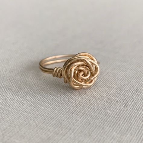 New Wire Wrapped Gold Rose Ring.An Adorable Dainty Design Handmade With Love By Me, Perfect For Every Day Wear! Treat Yourself Or Gift It To Match With Your Bestie, As Bridesmaid Squad Gifts, Etc! Made With Shiny Tarnish Resistant Wire That Will Not Change Color You Will Receive The Exact Ring Pictured! Wrap Around Rings, Simple Wire Ring, Mushroom Wire Wrap, Wire Rings Ideas, Cute Wire Rings, Heart Rings Diy, Copper Wire Rings, Handmade Wire Rings, Wire Wrapped Jewelry Rings