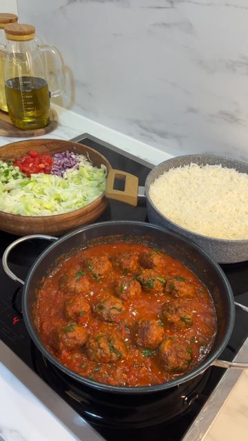 Nurcan‘s Kitchen on Instagram: "Meatballs in tomato sauce with basmati rice and salad🥘🥗🍚 🇹🇷Domates soslu köfte, basmati pilavı ve salata 🥘🥗🍚 🇩🇪Frikadellen in tomatensoße mit basmati reis und salat🥘🥗🍚 Ingredients (4-5 persons) for the meatballs: •200 gr minced meat •2 tablespoon breadcrumbs •one egg •salt,black pepper,thyme other ingredients: •2-3 tablespoon oil •50 gr butter •one middle sized onion •one tablespoon tomato paste •salt,black pepper,chili flakes,thyme •200 gr canned tom Meals With Minced Meat, Rice With Meatballs, Meals For My Husband, In The Kitchen, Prep Meal Ideas, Rice And Sauce, Cooking In Kitchen, Rice And Meat, Rice And Salad