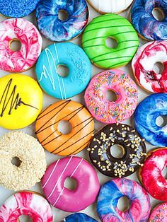 Donat Glaze, Donut Decorating Ideas, Fancy Donuts, Donut Art, Colorful Donuts, Donut Decorations, Cute Donuts, Rainbow Food, Pink Donuts