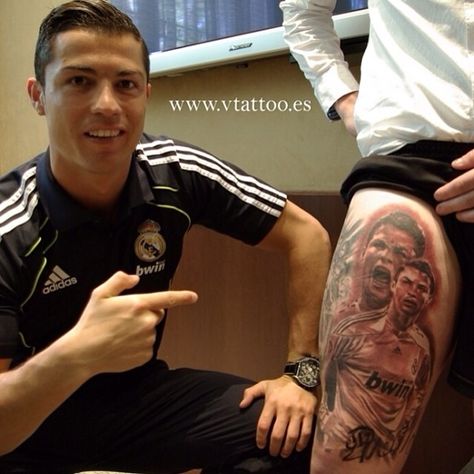 Cristiano Ronaldo with a fan tattoo. bahAHhahahaha omg too good Cr7 Tattoo, Ronaldo Tattoo, Messi Tattoo, Ronaldo Pictures, Fan Tattoo, Epic Tattoo, Tattoo People, Messi And Ronaldo, Side Tattoos