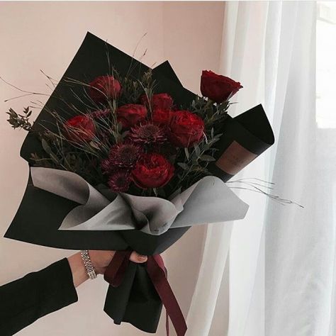 Photo Man Bouquet, Black Bouquet, Black And Red Roses, Flower Boquet, Flowers For Men, Flower Model, Red Bouquet, Boquette Flowers, Flower Gift Ideas