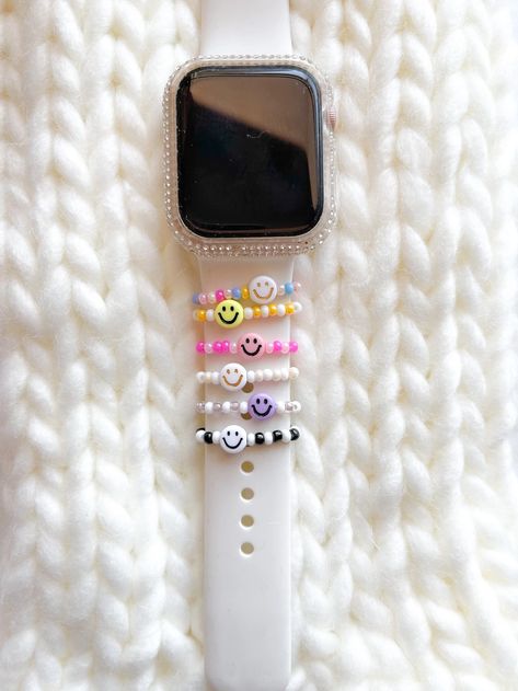 Apple Watch Beads, Apple Watch Beaded Bands, Nail Assesories, Cute Watch Faces, Cute Apple Watch Faces, Preppy Apple Watch, Preppy Watch, Apple Watch Aesthetic, Apple Watch Charms