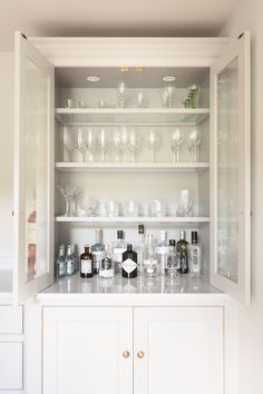 Georgian Farmhouse Kitchen, Hampshire - Humphrey Munson Kitchens - Counter top glazed cupboard with glass shelves for displaying glassware and gin collection. Georgian Farmhouse, Humphrey Munson, Home Bar Designs, Rooms Ideas, Bar Interior, Drinks Cabinet, Kitchen Diner, Glass Cabinet, Trendy Kitchen