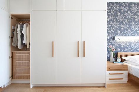 London modern bedroom with white fancy closet Hounslow London, Cupboard Design Bedroom, Piano Bedroom, Temporary Wardrobe, Cupboards Design, Contemporary Closet, Bedroom Wardrobe Design, Bedroom Cupboards, Bedroom Cupboard