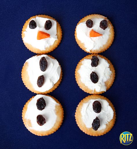 Make snowmen with RITZ crackers, cream cheese, carrots and raisins. An adorable snack for kids and parties. Crackers, Snowman Snacks, Cheese Carrots, Button Nose, Ritz Crackers, Kids Food, Food Pin, Winter Food, Cream Cheese