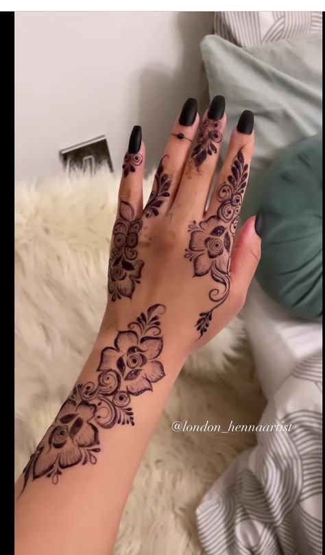 Heena Design Cute Simple, Simple Black Henna Designs, Black Mehndi Designs Arabic, Khaleeji Style Henna, Black Henna Designs Arabic, Black Henna Designs Simple, Black Henna Designs, Khaleeji Henna Designs, Black Mehndi Designs