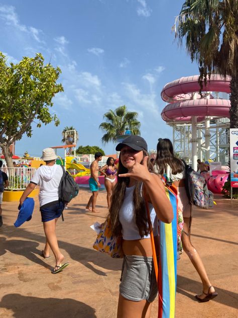 Water Park Photoshoot Ideas, Water Parks Aesthetic, Water Park Aesthetic Photos, Water Park Aesthetic Friends, Aqua Park Aesthetic, Waterpark Aesthetic Friends, Waterpark With Friends, Water Park With Friends, Waterpark Picture Ideas