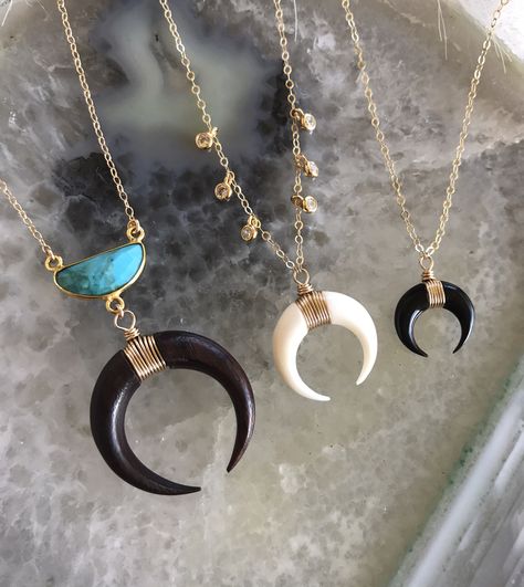 Double Horn Necklaces! So Many Styles To Choose From 😍😍😍 Buffalo Jewelry, Double Horn Necklace, Horn Ring, Horn Pendant Necklace, Diy Jewlery, Cow Horns, Horn Necklace, Horn Pendant, Boho Bride