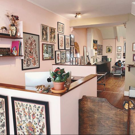 Tattoo Parlor Aesthetic Interior, Tattoo Studio Aesthetic Pink, Aesthetic Tattoo Studio, Aesthetic Tattoo Shop, Cute Tattoo Studio, Girly Tattoo Shop, Pink Tattoo Shop, Small Tattoo Studio Interior, Tattoo Shop Interior Design