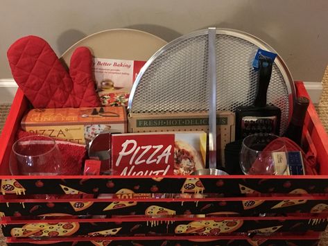 Pizza Making Gift Basket, Pizza Gift Basket Ideas, Pizza Gift Basket, Bar Gift Basket, Raffle Basket Ideas, Pantry Gifts, Barn Crafts, Fundraiser Baskets, Pizza Gifts