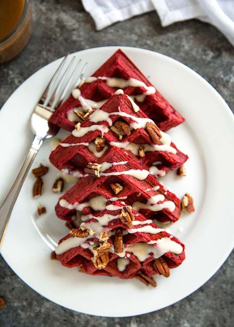 Red Velvet Waffles Recipe, Waffles With Cream Cheese, Dinner Waffles, Red Velvet Waffles, Valentines Brunch, Recipes Using Cake Mix, Valentines Breakfast, Fluffy Waffles, Waffles Recipe