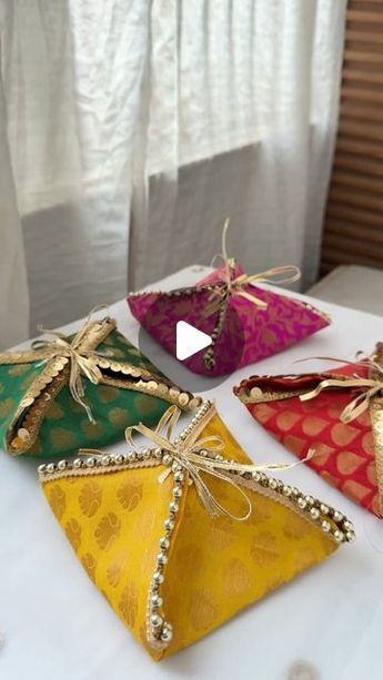 Indian Handmade Crafts, Rupees Decoration Ideas, Beautiful Envelopes Diy, Diy Shagun Envelopes, Decorative Envelopes Diy, Fancy Envelopes Creative, Wedding Money Envelope, Envelope Making Ideas, Wedding Gift Pack Wrapping Ideas