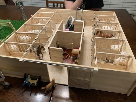 Homemade barn for Schleich Horses Horse Stalls Diy, Diy Horse Toys, Wooden Toy Barn, Schleich Horses Stable, Toy Horse Stable, Diy Horse Barn, Horse Barn Plans, Diy Horse, Toy Barn