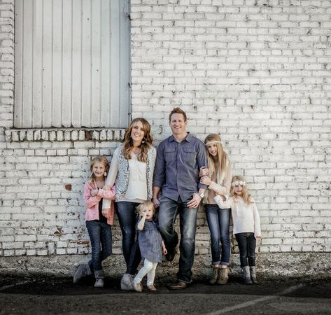 Matt Shumate Phtoography family portrait photo session standing by old brick building in urban rustic downtown spokane Standing Family Photos, Family Picture Outfits Blue, Family Pictures City, Modern Family Photos Shoot, Downtown Family Photoshoot, Urban Family Photoshoot, City Family Photoshoot, Nike Shoot, Family Photos Downtown