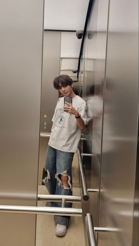 Taehyun Mirror Selfie, Txt Mirror Selfie, Txt Wallpaper, Pretty Smile, Love My Boyfriend, Cute Photos, Mirror Selfie, Mirror