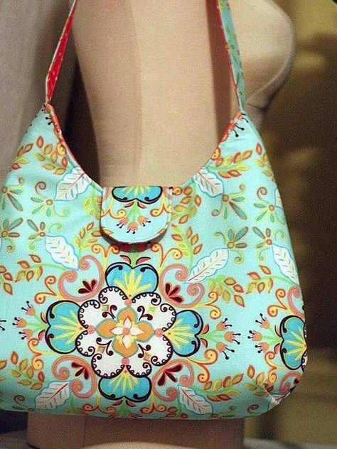 Download the free Phoebe Bag sewing pattern at Craftsy Purse Patterns Free, Bag Pattern Free, Diy Bags Patterns, Tote Bags Sewing, Sewing Tutorials Free, Fabric Purses, Sewing Purses, Quilted Purses, Diy Purse