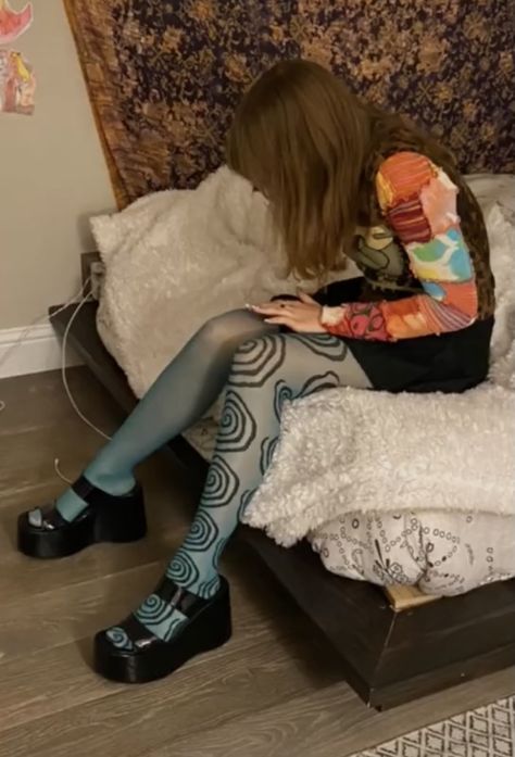 Outfit With Colored Tights, Dress With Colored Tights, Colorful Tights Outfit Aesthetic, Outfits With Colorful Tights, Cool Tights Outfits, Colored Tights Outfit Aesthetic, Fun Tights Outfit, Swirls Aesthetic, Color Tights Outfit