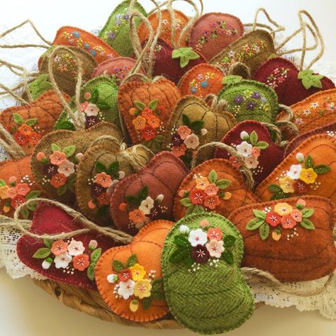 Hanging Pumpkins, Autumn Diy, Crafts Fall, Cone Crafts, Felt Pumpkins, Wool Felt Projects, Felted Wool Crafts, The Quilt Show, Felt Christmas Decorations