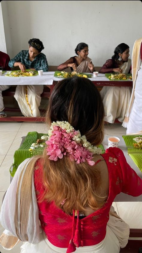 Onam Saree Hairstyle, Kerala Wedding Aesthetic, Kerala Girl Aesthetic, Vishu Aesthetic, Onam Aesthetics, Onam Hairstyles, Onam Poses, Kerala Outfit, Onam Aesthetic