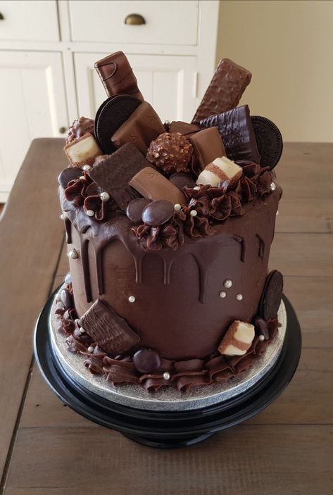 Chocolate Drip Cake Birthday, Fancy Deserts, Leamington Spa, Torte Decorate, Chocolate Cake Designs, Chocolate Drip Cake, Gourmet Cakes, Chocolate Chip Cookie Cake, Baking Inspiration