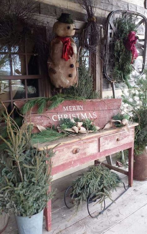 Source Primitive Christmas Decorating, Prim Christmas, Cabin Christmas, Christmas Tablescape, Christmas Porch Decor, Christmas Greenery, Chic Christmas, Christmas Porch, Farmhouse Christmas Decor