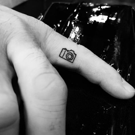 Camera on finger Vintage Camera Tattoos, Camera Tattoo Design, Photographer Tattoo, Camera Tattoos, Tatuagem Masculina Pequena, Petit Tattoo, Camera Tattoo, Tattoo Photography, Finger Tattoo