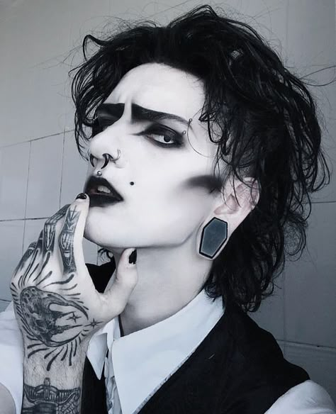 Drag King Makeup, Goth Makeup Looks, Chicas Punk Rock, Trad Goth Makeup, Goth Eye Makeup, Vampire Makeup, Goth Guys, Goth Hair, Drag Makeup