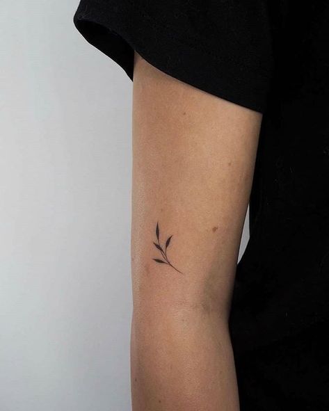 Tato Minimal, Tattoo Placements, Ring Finger Tattoos, Inspiration Tattoos, Cat Tattoos, Small Girl Tattoos, Initial Tattoo, Tiny Tattoo, Subtle Tattoos