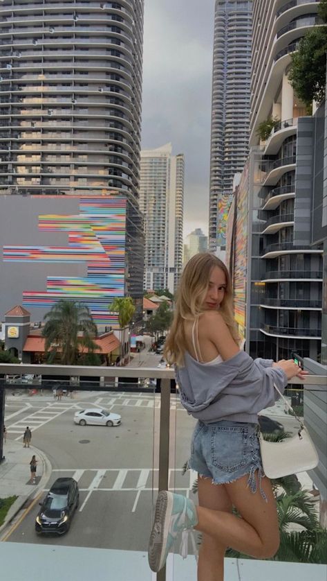 Miami Instagram Pictures Aesthetic, Miami Ig Pics, Miami Pose Ideas, Miami Inspo Pics, Miami Pics Ideas, Miami Girl Aesthetic, Miami Aesthetic Girl, Miami Poses, Florida Instagram Pictures