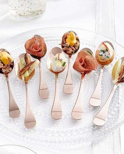 Ricette antipasti San Valentino Finger Food Appetizers, Small Bites, Food Presentation, Food Plating, Wedding Food, Finger Food, Beautiful Food, Christmas Special, Food Design