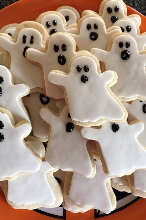 Snack Halloween, Halloween Sugar Cookies Decorated, Halloween Backen, Soft Sugar Cookie, Spice Sugar Cookies, Soft Sugar Cookie Recipe, Halloween Cookie Recipes, Wallpaper Food, Dessert Halloween