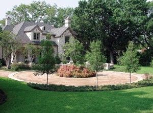 Gravel Driveway Landscaping, Round Driveway, Drive Ways, Driveway Landscape, Gravel Driveways, Circle Driveway, Driveway Entrance Landscaping, Garden Ideas To Make, Hydrangea Landscaping