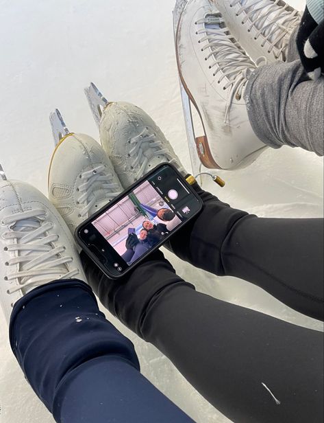 Ice Skaters, Ice Skating Aesthetic, Figure Ice Skates, Photos Bff, Figure Skating Outfits, Skate 3, Skating Aesthetic, Photographie Inspo, Ice Rink