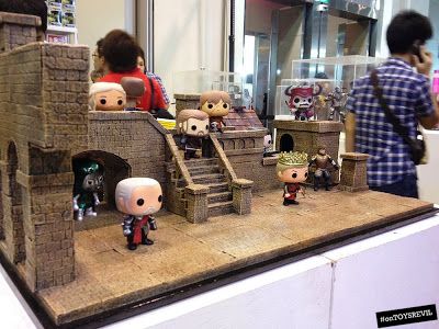 TOYSREVIL @ Bangkok Comic Con 2014: "Game of Thrones" Pop! Vinyl Diorama by Funko Funko Display Ideas, Harry Potter Shelf, Baseball Bat Display, Bat Display, Funko Pop Display, Used Cabinets, Pop Display, Logo Wall, Pop Figures