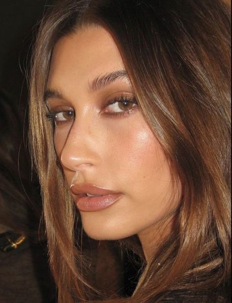 When Hailey Bieber decides to swap her trademark glazed donut skin for a TikTok viral look you know it must be good. Enter “latte makeup,” a laid-back interpretation of summer bronze that’s as irresistible as your daily cup of coffee. Click for a make up breakdown... Natural Make Up Looks, Maquillage On Fleek, Flot Makeup, Make Up Inspiration, Bronze Makeup, Formal Makeup, Smink Inspiration, Glowy Makeup, Maquillaje Natural