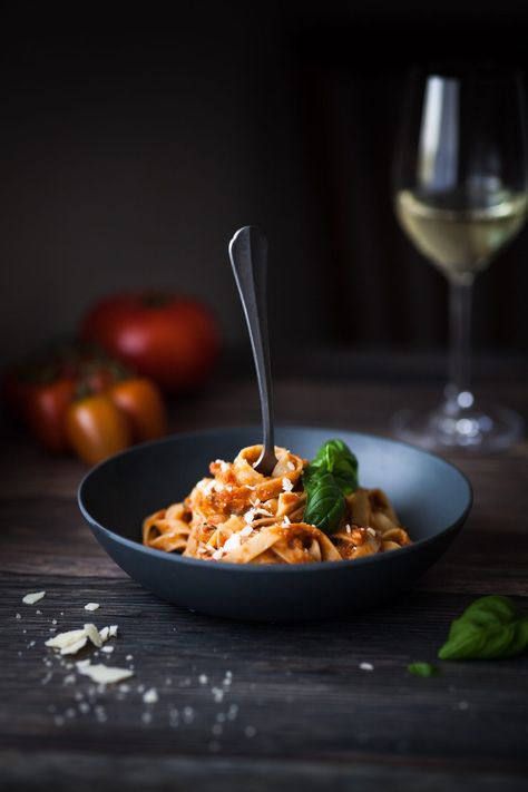 Pasta Dishes Photography, Food Photography Dinner, Roast Dinner Photography, Menu Food Photography, Food Photography In Restaurant, Restaurant Food Ideas, Pasta Restaurant, Pasta Photography, Food Photography Ideas