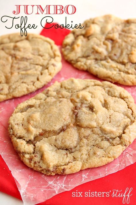 Toffee Cookies Recipe, Toffee Cookie Recipe, Toffee Cookies, Chewy Cookies, Cooking Cookies, Cookie Brownie Bars, Crinkle Cookies, Cookie Exchange, How Sweet Eats