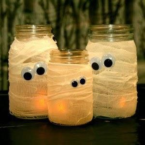 Halloween crafts: How to make Halloween Mummy Jars Festa Hotel Transylvania, Mummy Jar, Diy Halloween Dekoration, Dekorasi Halloween, Easy Diy Halloween Decorations, Casa Halloween, Halloween Fest, Diy Halloween Decor, Adornos Halloween