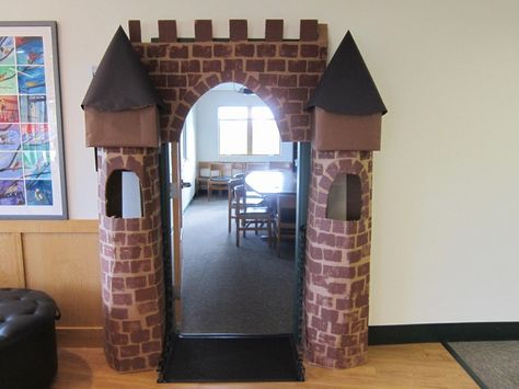 Castle Door Decoration Medieval School, Castle Theme Classroom, Castle Classroom, Kingdom Vbs, Castle Doors, Cardboard Castle, Medieval Party, Castle Decor, Library Displays