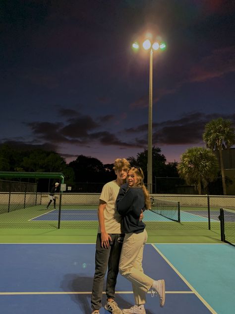 Tennis Relationship Goals, Blue Basketball Aesthetic Wallpaper, Tennis Boyfriend, Tennis Girlfriend, Tennis Couple, Cuddle Love, Tennis Pictures, Tennis Aesthetic, Photo Recreation