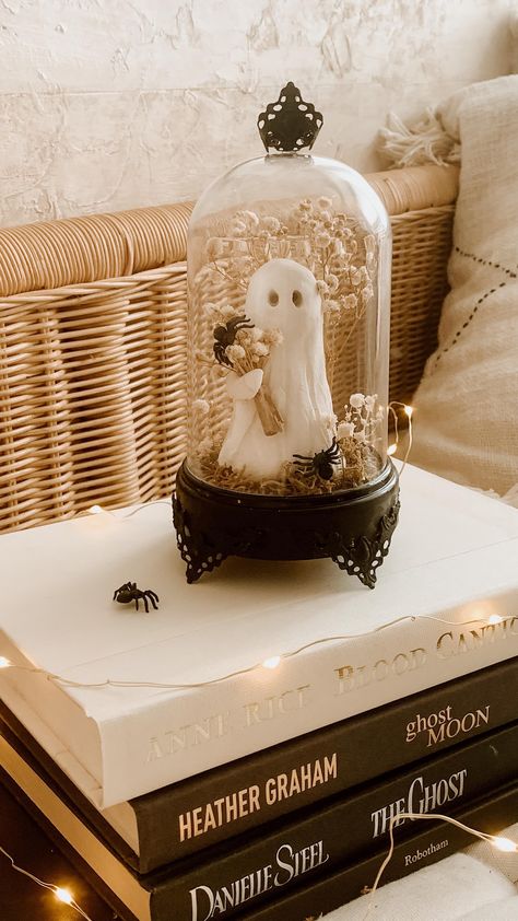 Rox Van Del (@houseofvandel) • Fotos y videos de Instagram Ghost Terrarium, Ghost Cloche, Witchy Diy Decor, Dollar Tree Cloche, Halloween Decorations Cute, Ghost Halloween Decorations, Boho Halloween Decor, Aesthetic Halloween Decor, Ghost Ornaments