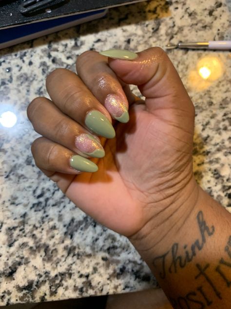 Princess And The Frog Nails Short, Green Dip Nail Ideas, Princess Tiana Nails, Princess And The Frog Nails, Frog Makeup, Frog Nails, Green Nail Ideas, Disney Princess Nails, Holloween Nails