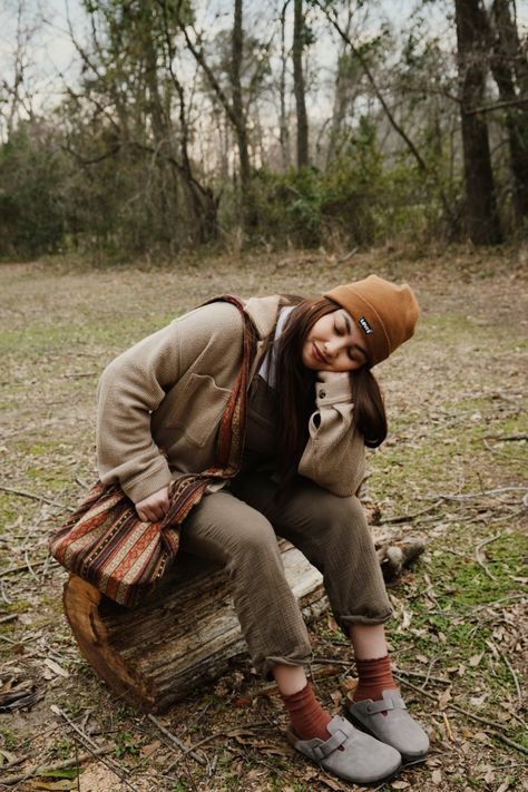 Granola Academia Aesthetic, Cottage Granola Aesthetic, Hipster Girl Aesthetic, Granola Woman Style, Cute Camping Outfits Fall, Granola Fashion Aesthetic, Granola Fall Aesthetic, Goth Granola Girl, Salted Granola Outfits Winter