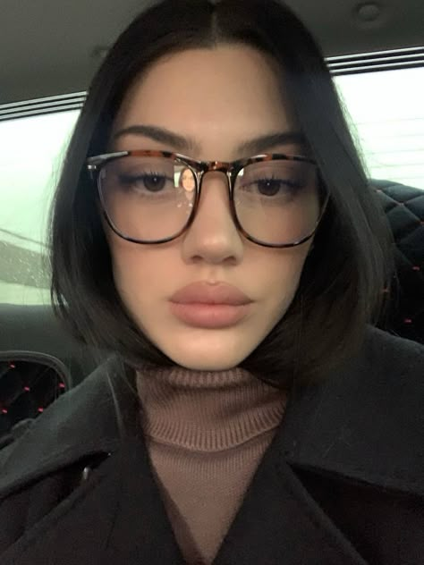 Oval Faces Glasses, Big Glasses Outfit, Wide Frame Glasses, Big Glasses Aesthetic, Oval Face Glasses, Round Face Glasses Frames, Glasses For Round Faces, Glasses Outfit, Glasses Inspiration